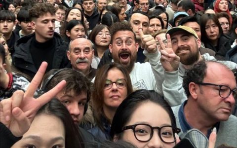 社牛中国女孩在卢浮宫开启了前置摄像头以后，得到了一张世界人民大合影 ​