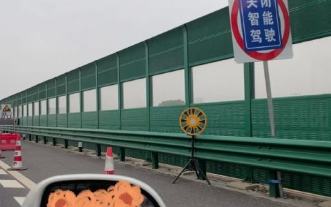 关闭智能驾驶，把施工方都搞怕了 ​​​