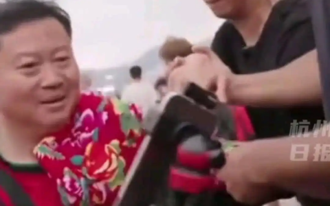甲亢哥中国行里，很打动我的一个人物是重庆荣昌卤鹅哥