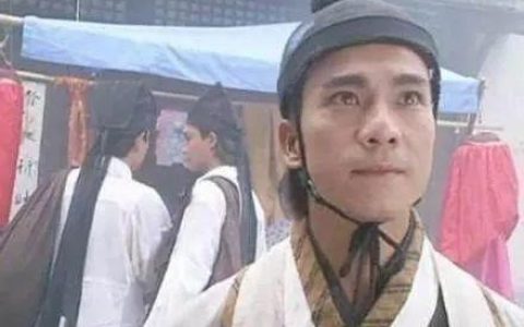 来人哪，喂两位公子吃饼！