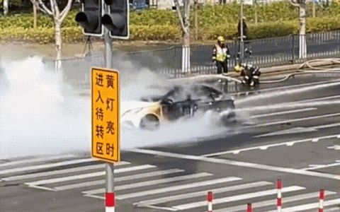 为了给电车灭火，你都不知道消防队有多拼