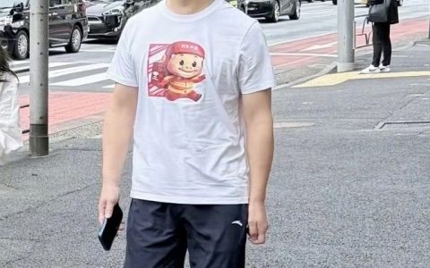刘强东身穿猪猪侠T恤，在东京街头化身行走广告牌
