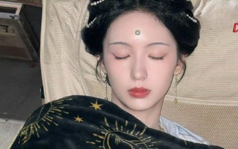 人不专业就赚不到钱，但太专业容易沦为工具。要在凄凉和悲哀之间找个平衡。 ​​​