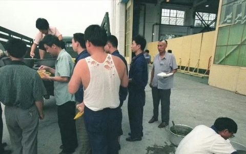 穿破洞白背心的，就是歼10的总工程师薛炽寿。​ ​​​