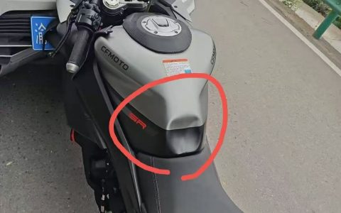 以前没玩机车叫鹏鹏，后面一个急刹就变朋朋，再后面他们叫我月月姐